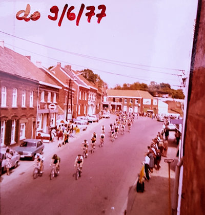 19770607-peloton-in-de-Dorpsstr.jpg - 67,56 kB